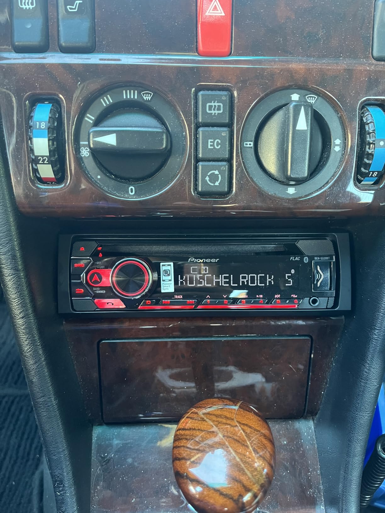 Pioneer DEH-S320BT 1-DIN Autoradio CD Bluetooth rot